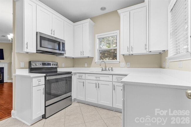 Photo - 958 W 1st St