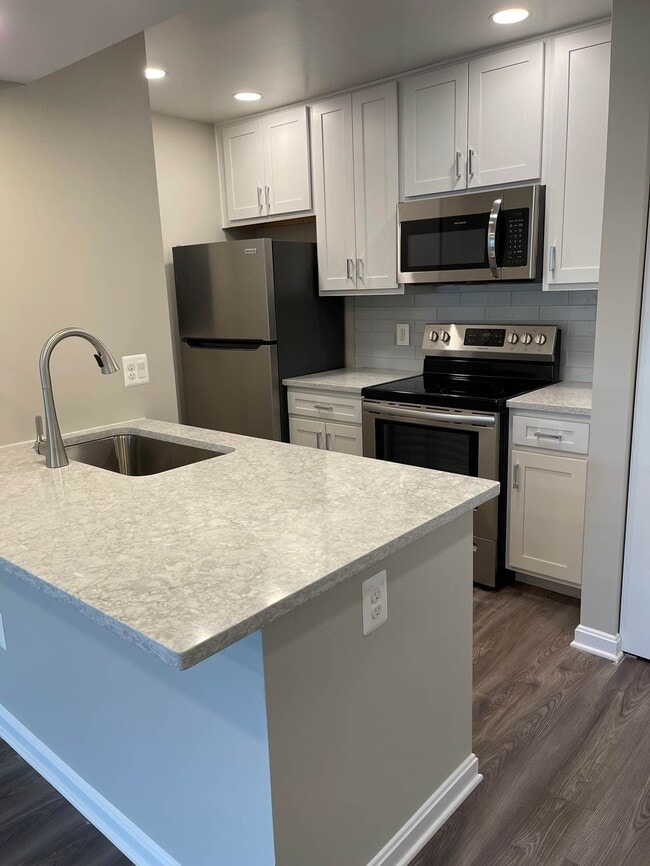 Building Photo - Clarys Crossing