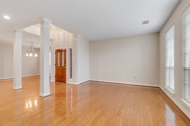 Photo - 1007 W Bluff St