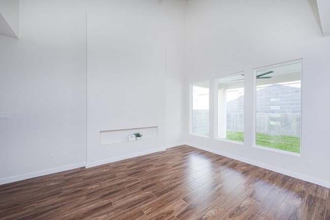 Photo - 7525 Cresta Bella St