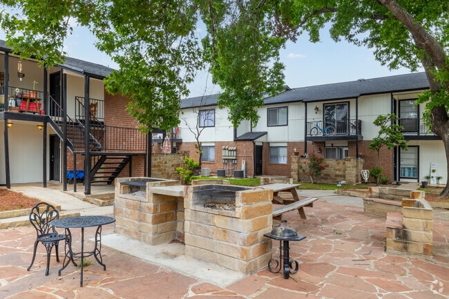 Courtyard - Gruenewood Villa Apartments