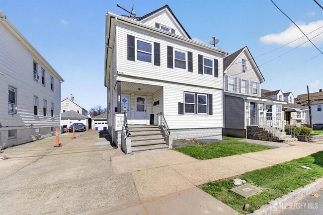 Building Photo - 125 Lowell St Unit 1st
