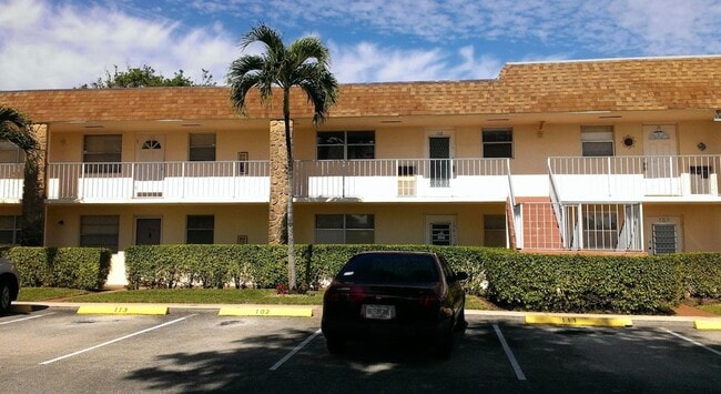 Building Photo - 9911 SW Sandalfoot Blvd Unit 112