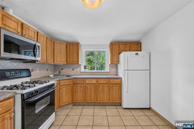 Photo - 165 Oak Grove Ave