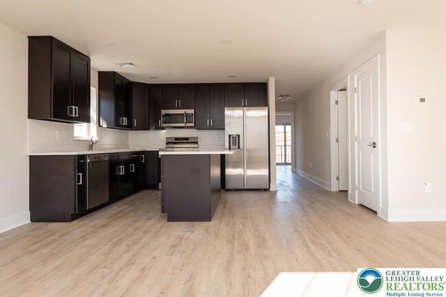 Photo - 1275 E 4th St Unit 202