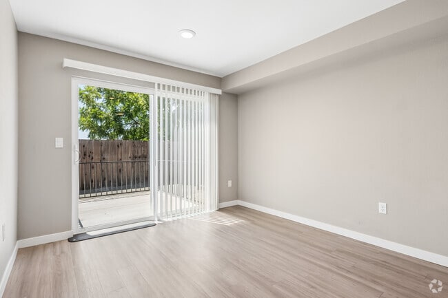 1BR, 1BA - 588SF - Living Room - North Gateway Apartments