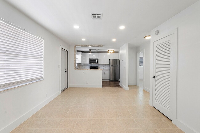 Building Photo - 2250-2270-2270 SE 5th St Unit SI FL2-ID1468042P