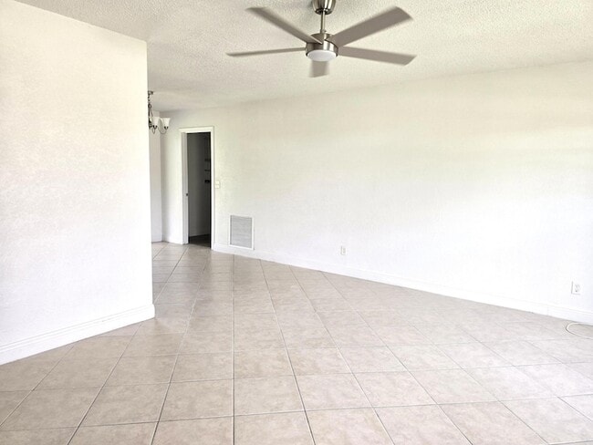 Photo - 582 NW Sherbrooke Ave