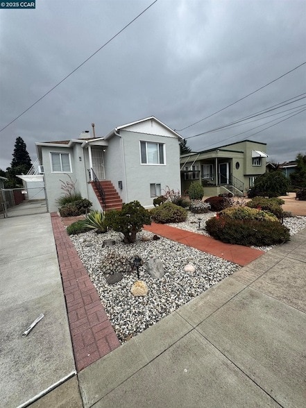 Photo - 674 Maud Ave