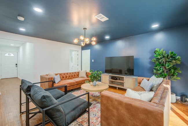 Building Photo - 9515 Meadowglen Ln Unit ID1019618P