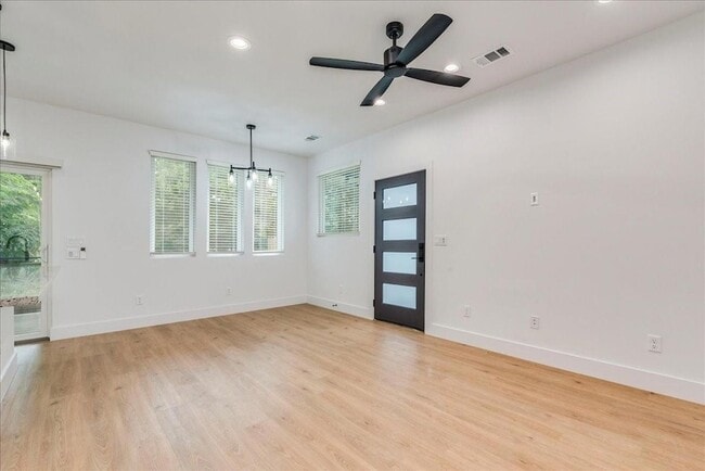 Photo - 2302 Maxwell Ln