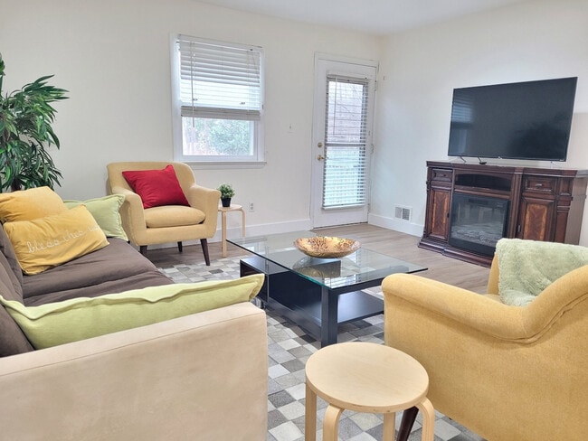 Building Photo - 2017 Woodford Rd Unit SI ID1473420P