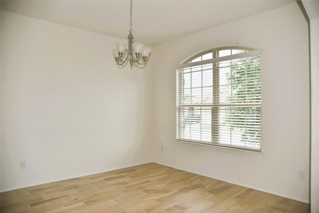 Photo - 1405 Acmite Ave