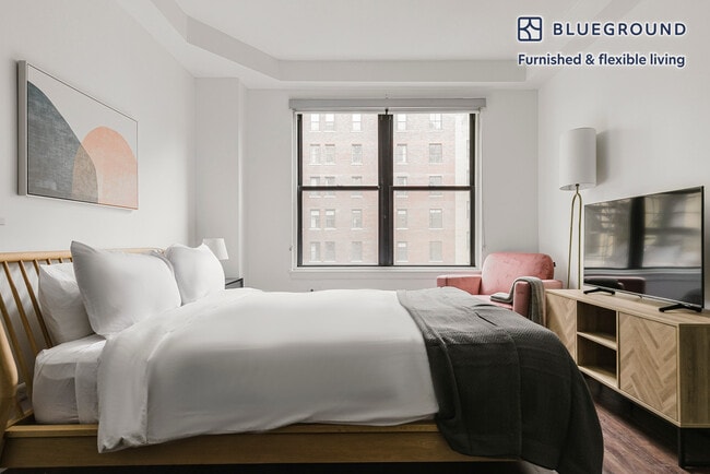 Building Photo - 200 E Chestnut St Unit FL14-ID1155