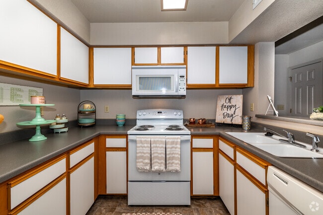 2BR, 2BA - 978SF - Kitchen - Crown Chase Apts