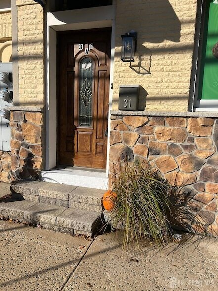 Building Photo - 31 W Main St Unit UPPER