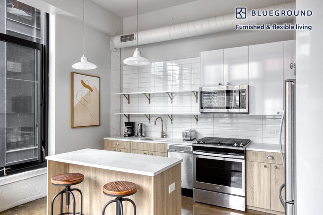 Photo - 676 N La Salle Dr Unit FL6-ID894