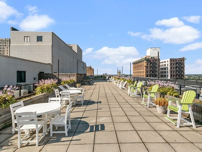 Community Sundeck - LaSalle Apartments