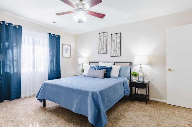 Spacious Principal Bedroom - Park on Center