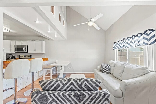 Building Photo - 5218 Beach Dr Unit ID1355001P