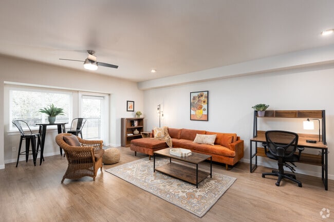 Studio, 1BA + Den - 812SF - B Flats