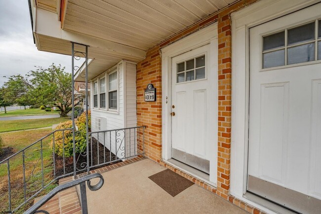 Photo - 703 N Oxford Ave