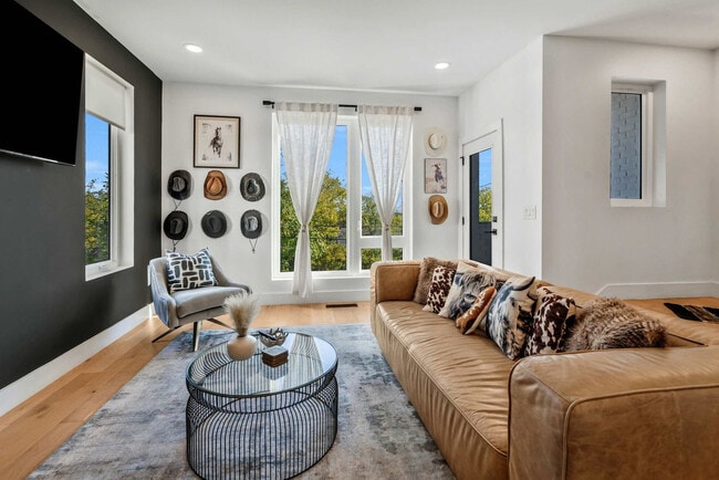 Building Photo - 1007 12th Ave N Unit ID1051727P