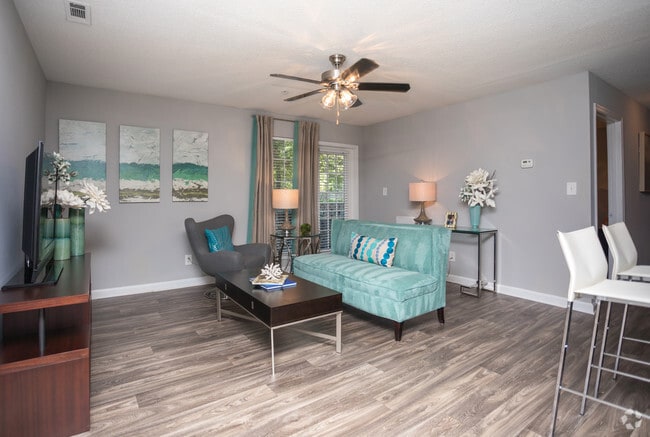 2BR, 2BA - 1,155 SF - Emerge Oakcrest