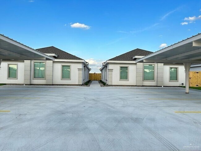 Building Photo - 1408 S Yankton St Unit 3