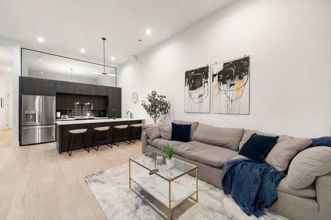 Building Photo - 318 W Grand Ave Unit ID1244921P