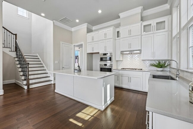 Building Photo - 708 Wooster Ln
