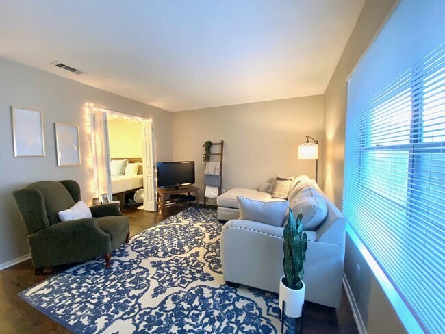 Photo - 1107 N Locust St Unit 3