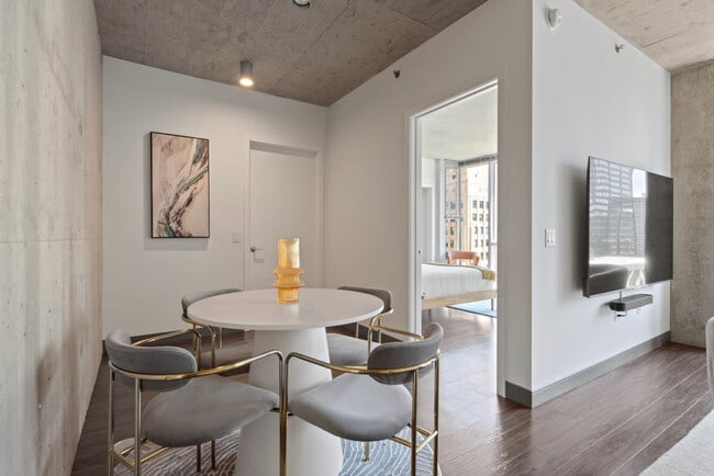 Photo - 215 W Lake St Unit ID1029635P