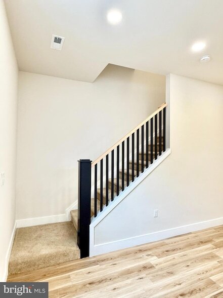 Photo - 151 N York St