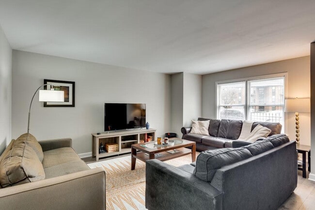 Building Photo - 226 S Hoyne Ave Unit ID1255618P