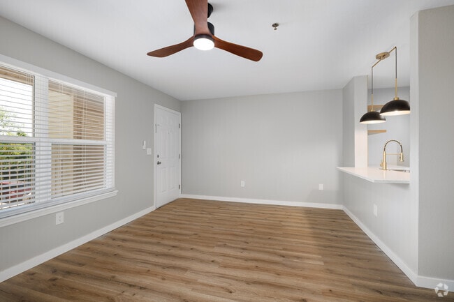 2BR, 2BA - 917SF - Living Room - Chapel Ridge of Union