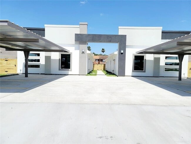 Building Photo - 2202 S Sports Dr Unit 3