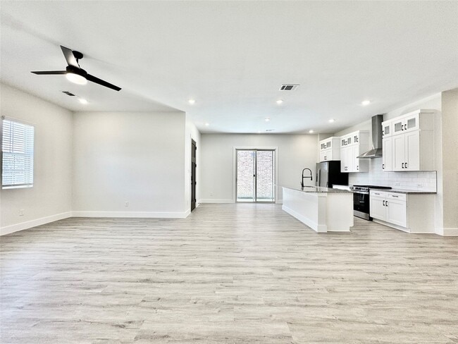 Photo - 8732 Kington