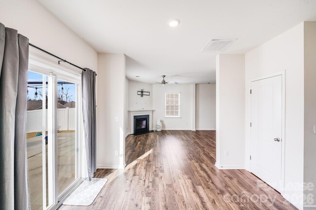 Photo - 7411 Foxgate Cir