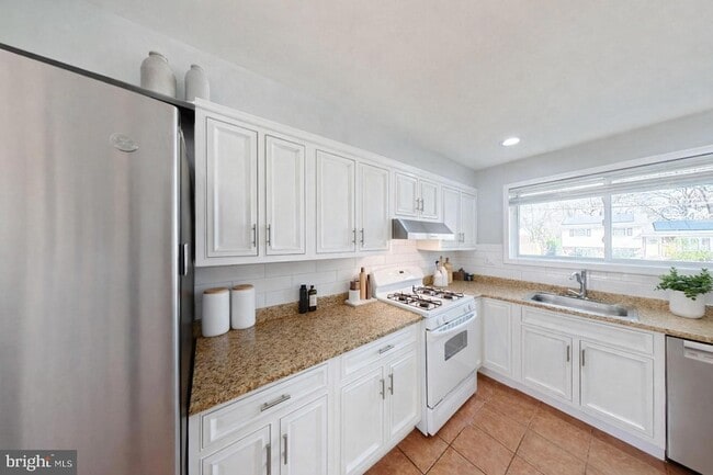 Photo - 1012 Loxford Terrace