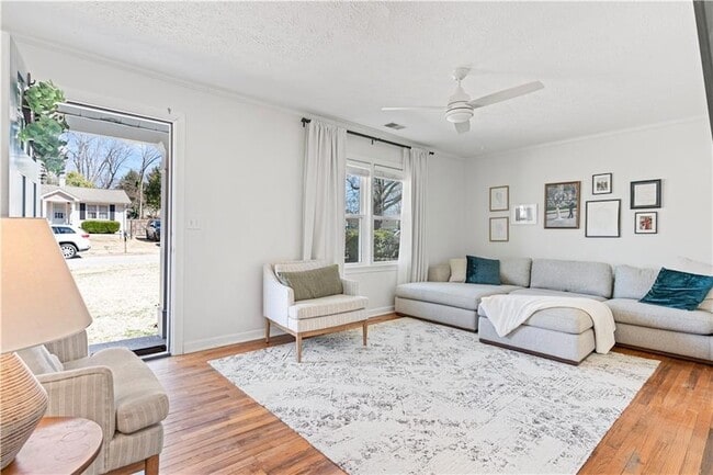 Photo - 1060 McLinden Ave SE