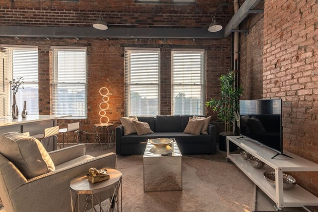 Building Photo - 1906 Elm St Unit ID1056048P