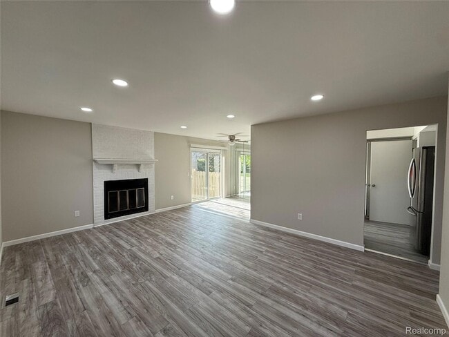 Photo - 15895 Cambridge Dr Unit 1