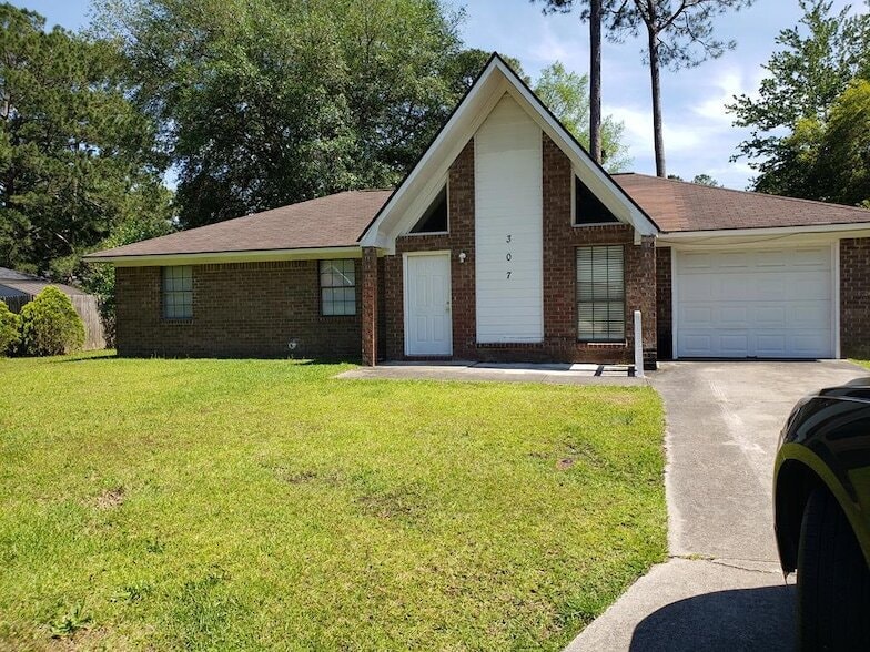 Photo - 307 Nottingham Way