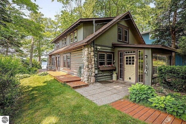 Building Photo - 843 N South Long Lake Rd