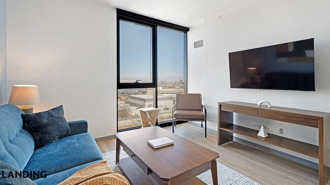 Building Photo - 513 S Damen Ave Unit 2009