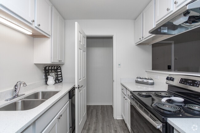 Photo - The Green At Chevy Chase Apartments