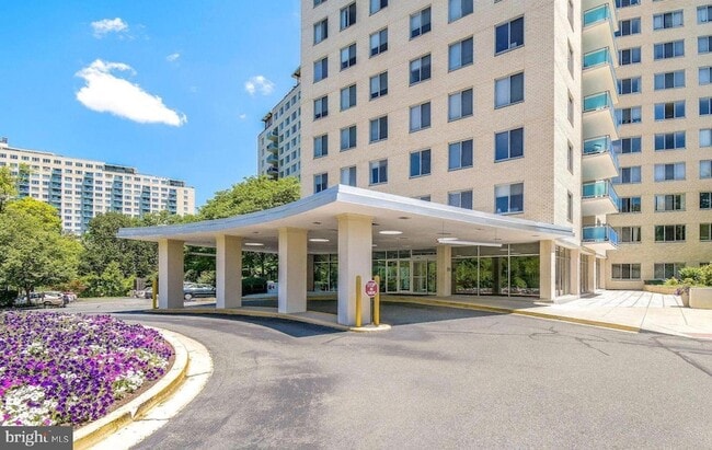 Building Photo - 10401 Grosvenor Pl Unit 328