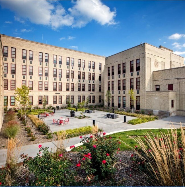 Courtyard with Grilling Area - Lofts of Mount Washington