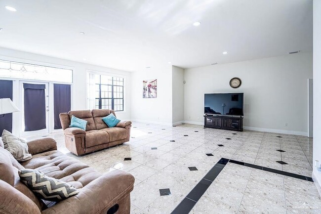 Photo - 408 E Redbud Ave
